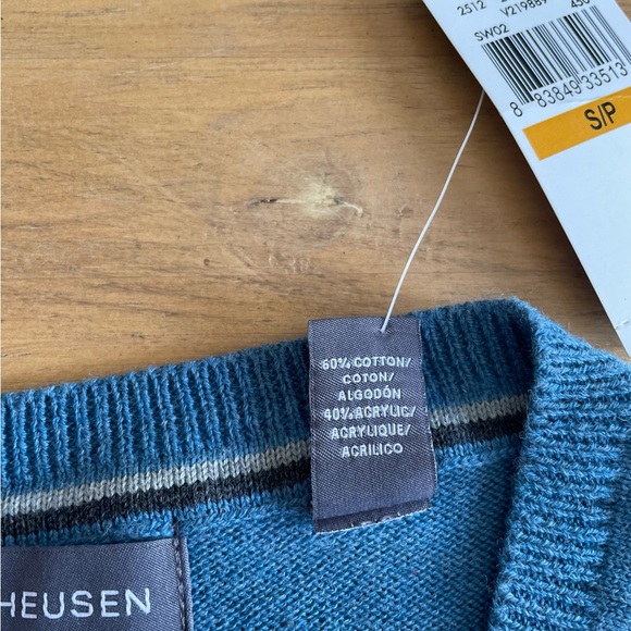 Men’s Van Heusen blue V-neck Sweater. Size small. - Picture 3 of 3